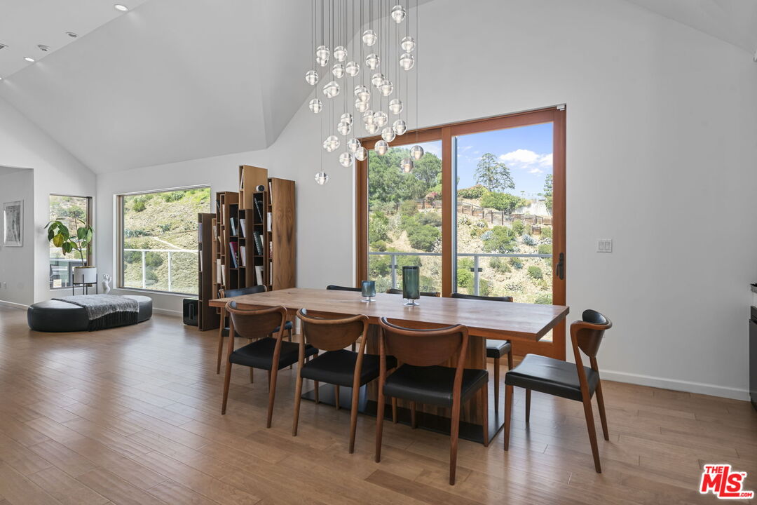 10110 Cielo Dr, Beverly Hills