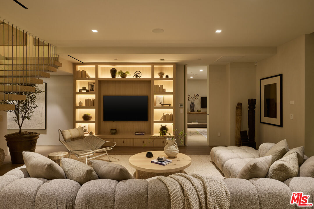 1615 Blue Jay Way, Bird Streets