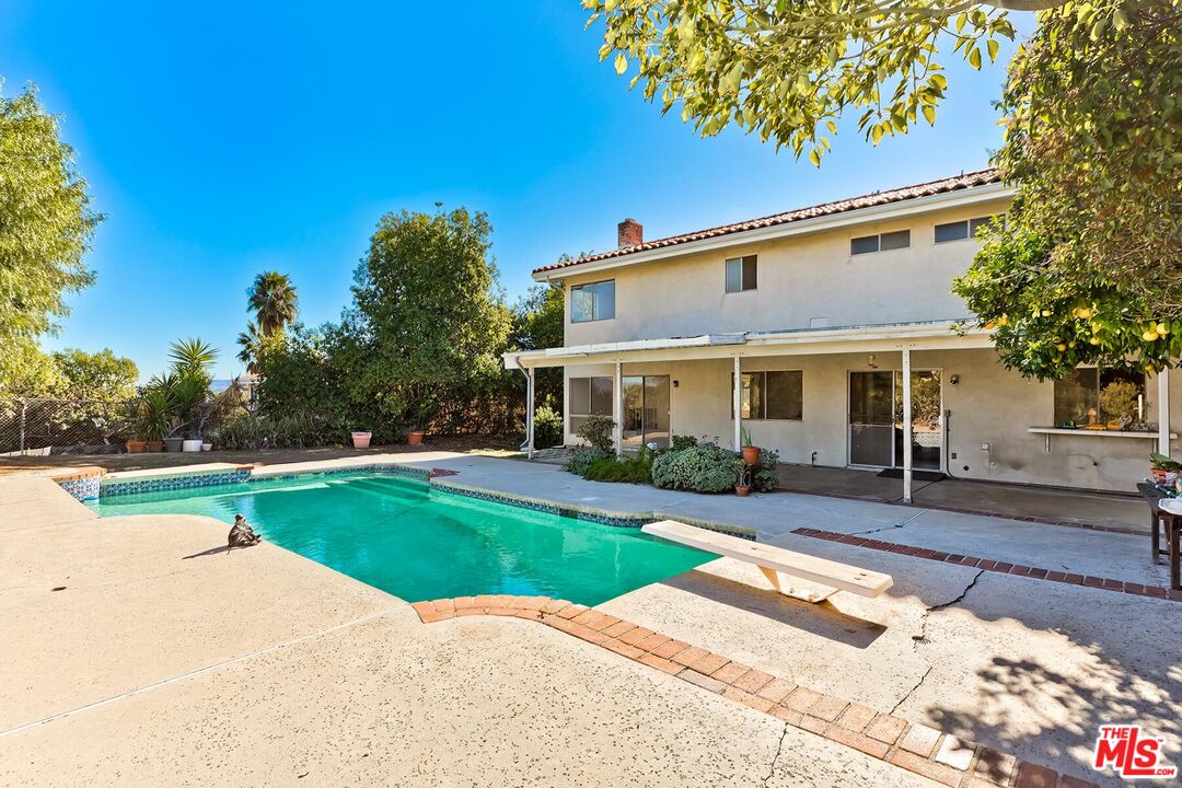 24561 Calvert St, Woodland Hills
