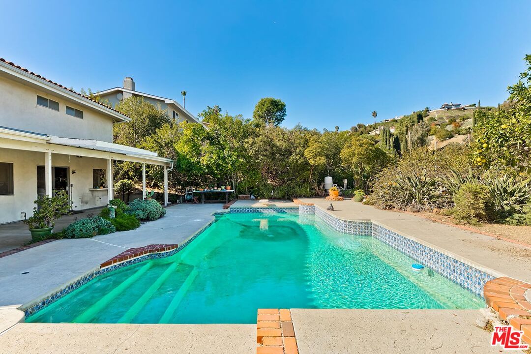 24561 Calvert St, Woodland Hills