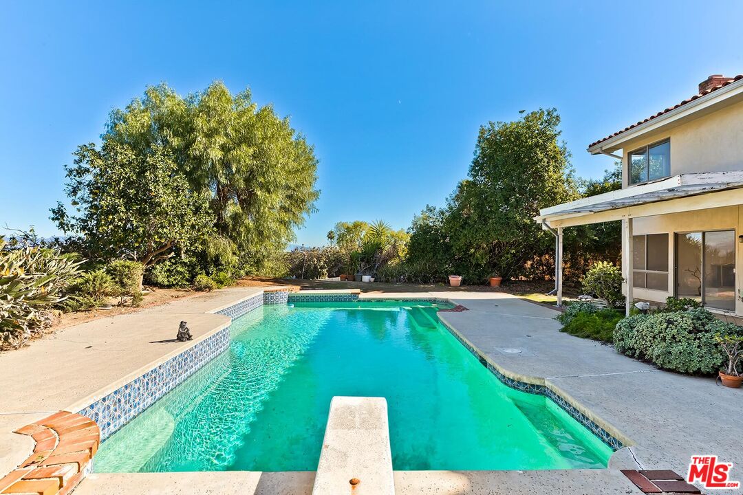 24561 Calvert St, Woodland Hills