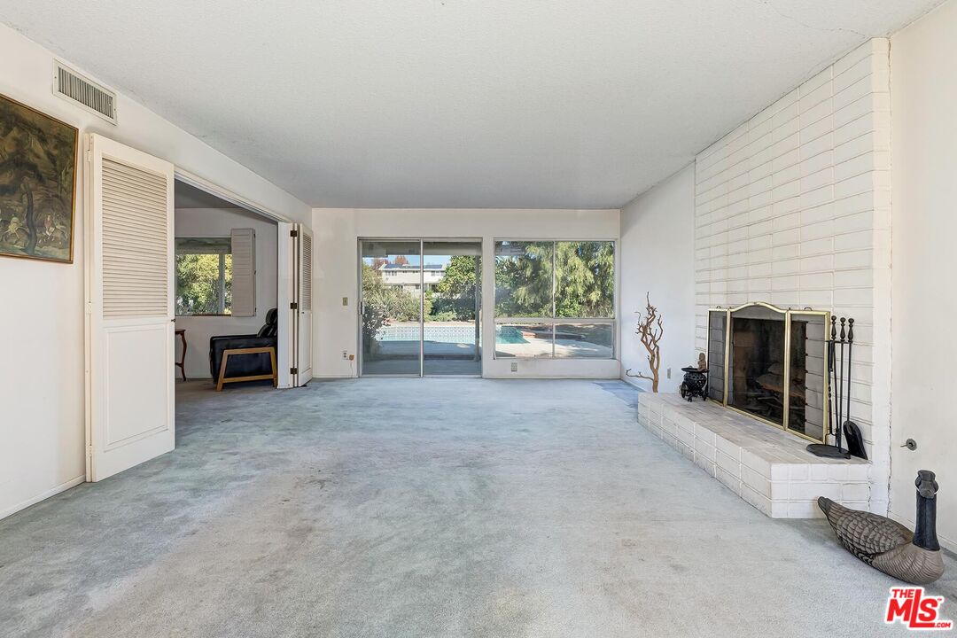 24561 Calvert St, Woodland Hills