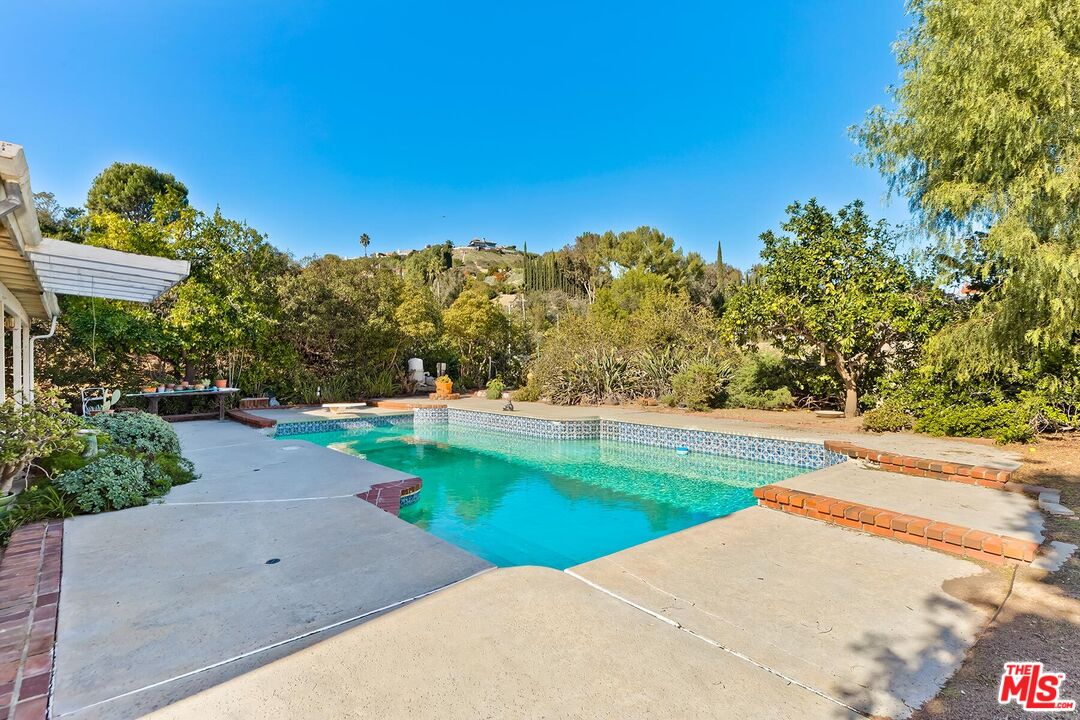 24561 Calvert St, Woodland Hills