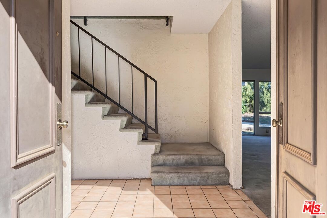 24561 Calvert St, Woodland Hills