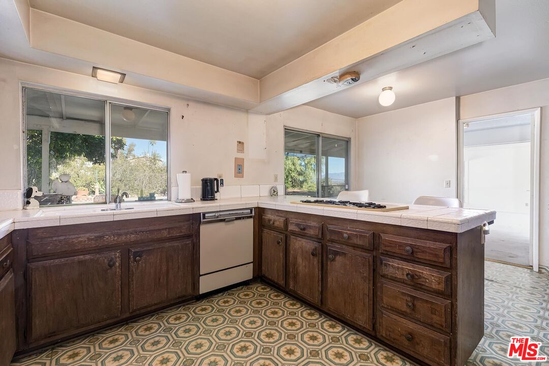24561 Calvert St, Woodland Hills