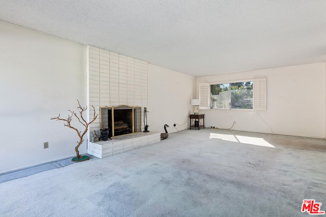 24561 Calvert St, Woodland Hills