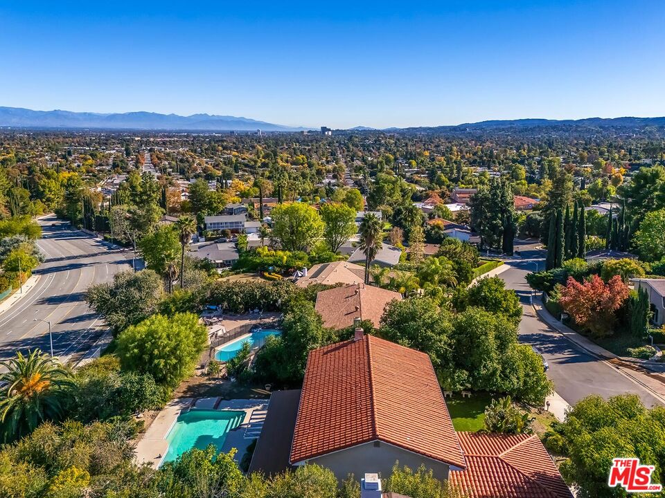 24561 Calvert St, Woodland Hills