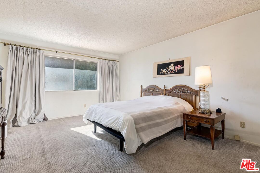 24561 Calvert St, Woodland Hills
