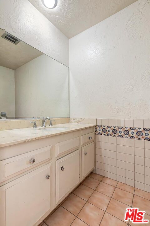 24561 Calvert St, Woodland Hills