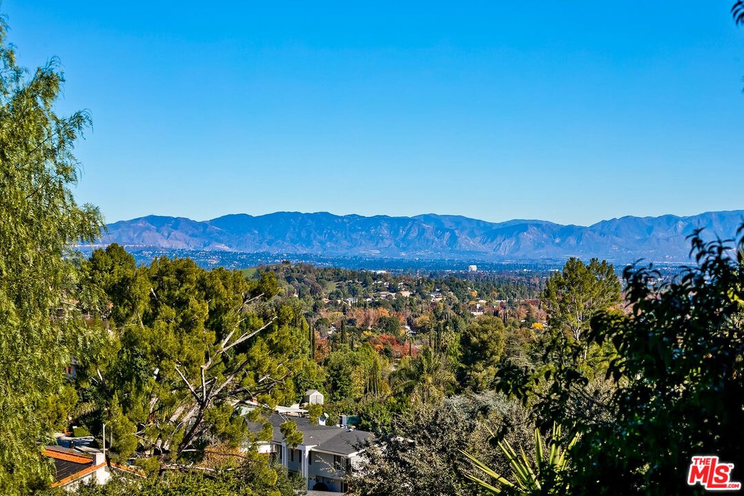 24561 Calvert St, Woodland Hills