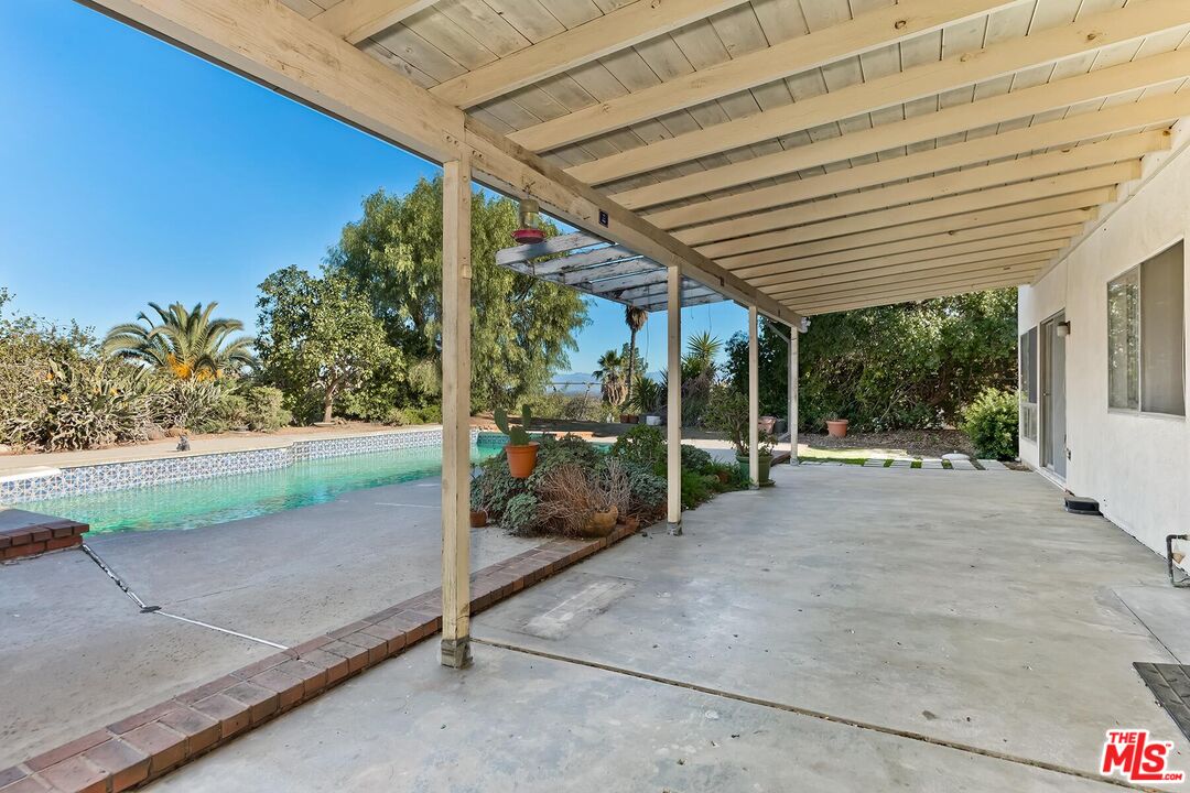 24561 Calvert St, Woodland Hills
