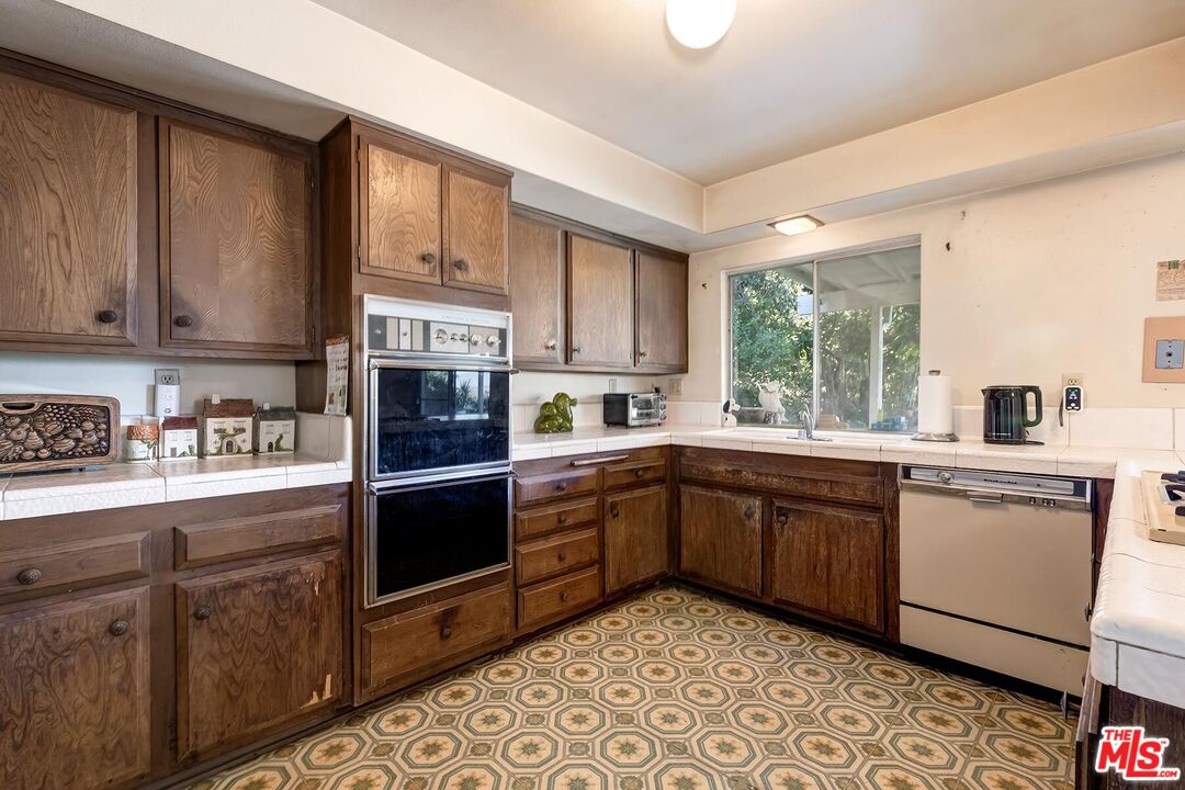 24561 Calvert St, Woodland Hills