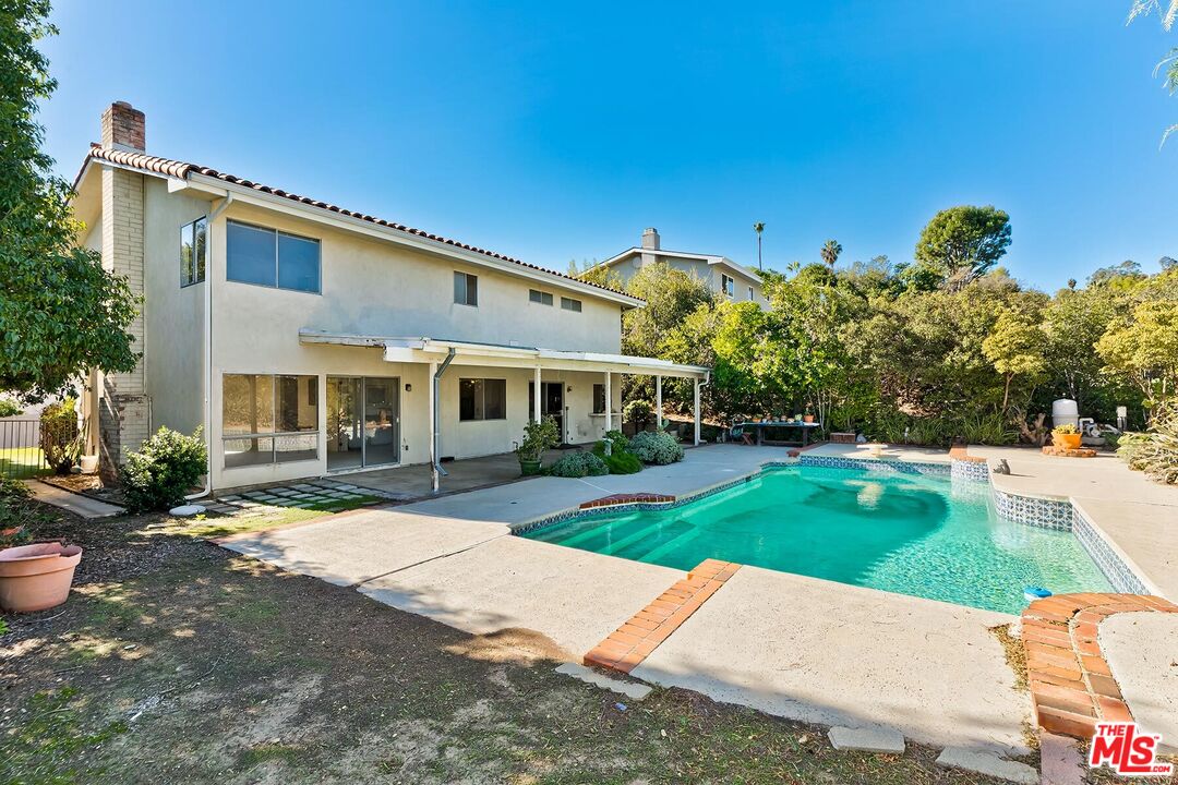 24561 Calvert St, Woodland Hills