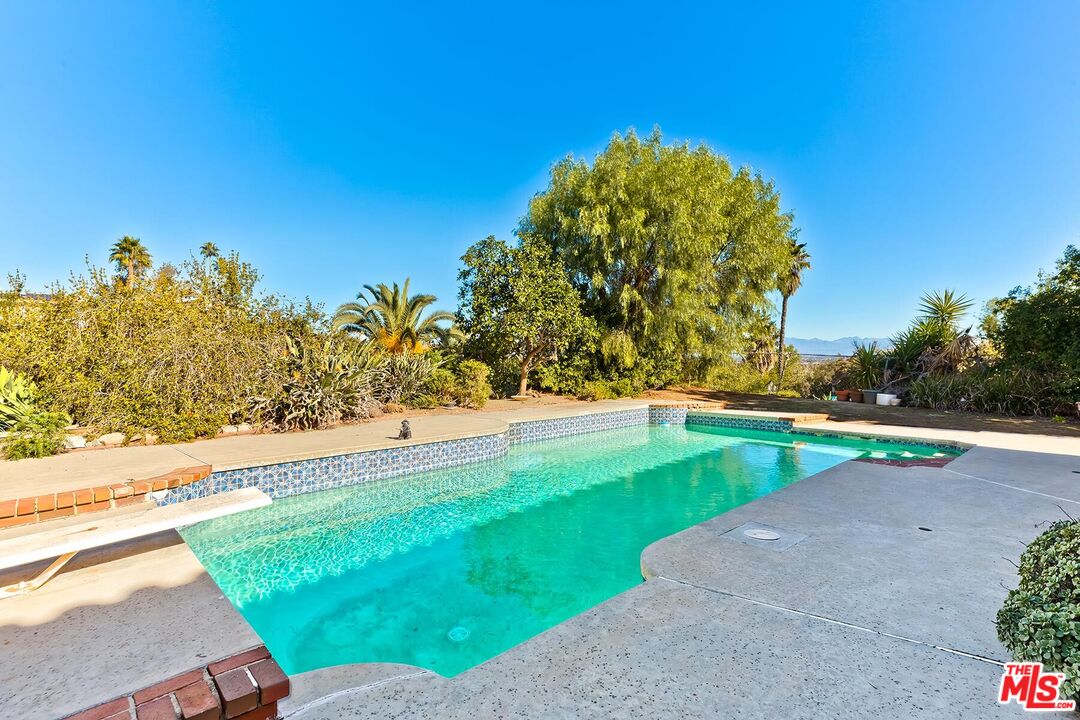 24561 Calvert St, Woodland Hills