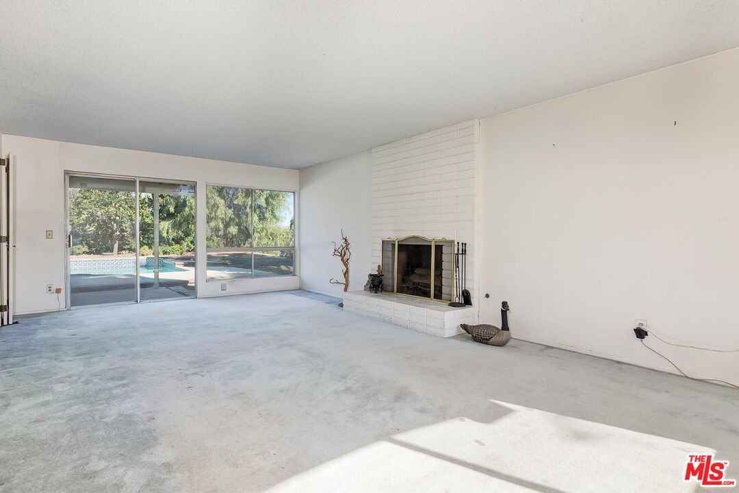 24561 Calvert St, Woodland Hills