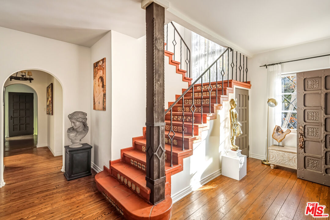 1135 Sunset Vale Ave, West Hollywood