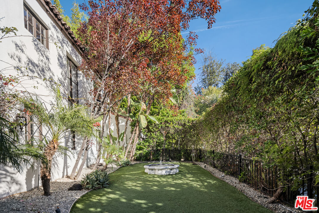 1135 Sunset Vale Ave, West Hollywood