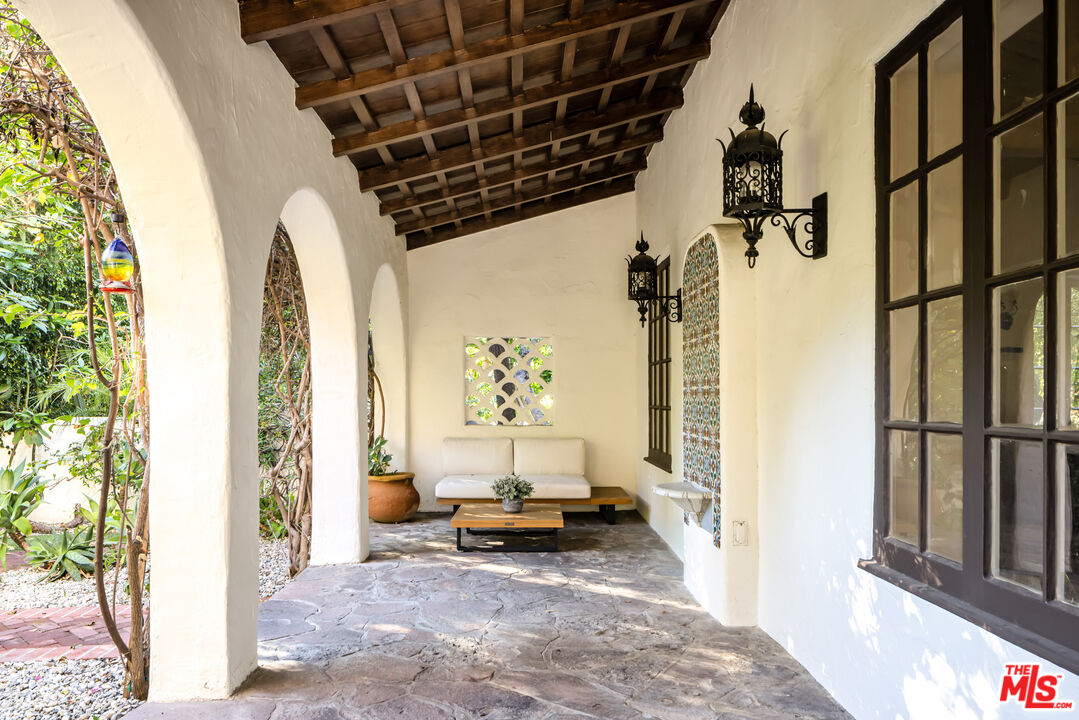 1135 Sunset Vale Ave, West Hollywood