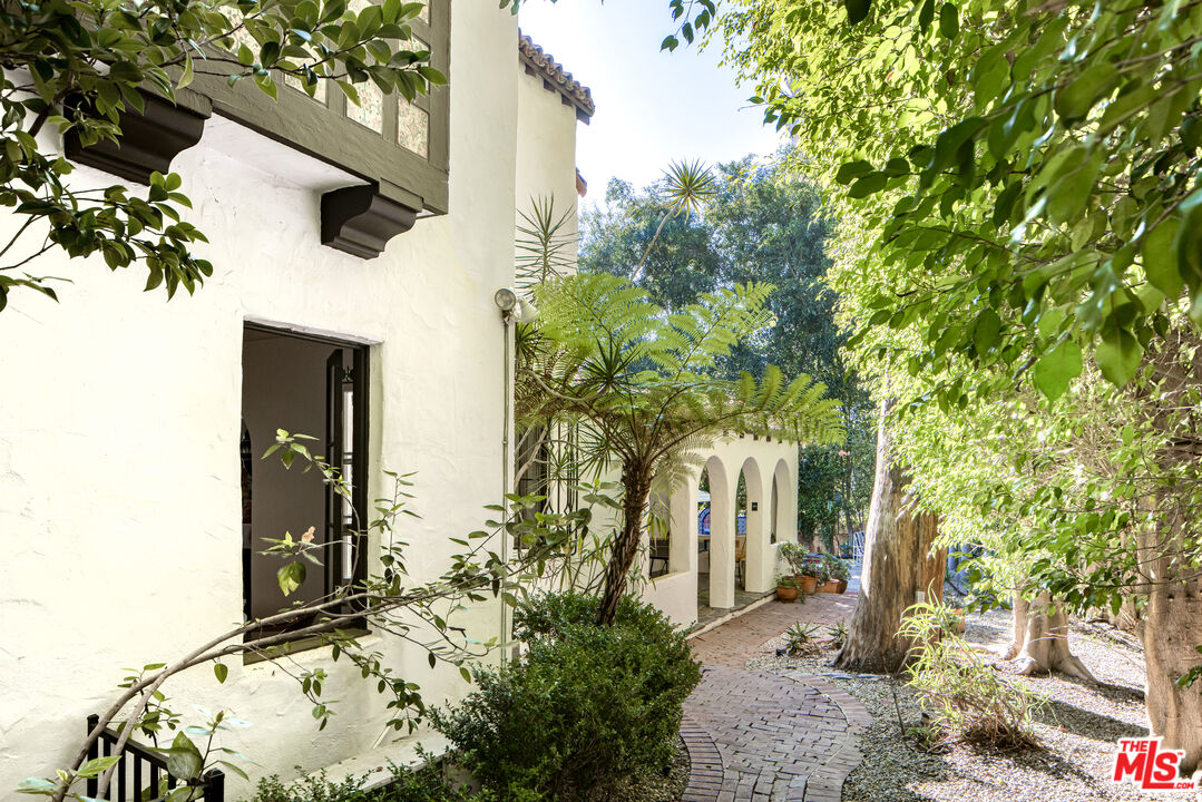 1135 Sunset Vale Ave, West Hollywood