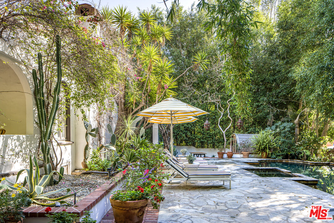 1135 Sunset Vale Ave, West Hollywood