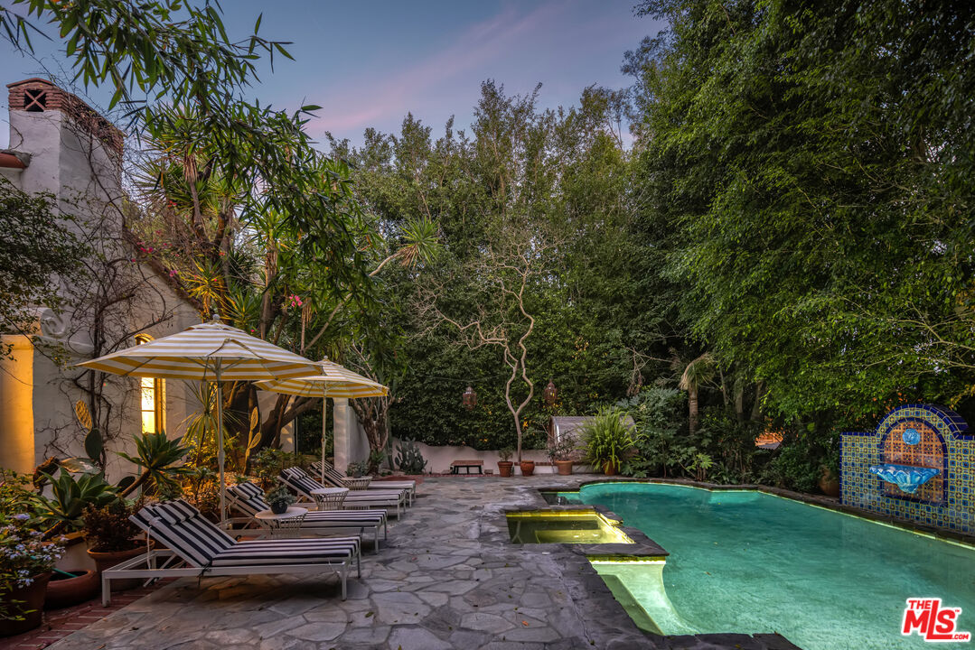 1135 Sunset Vale Ave, West Hollywood