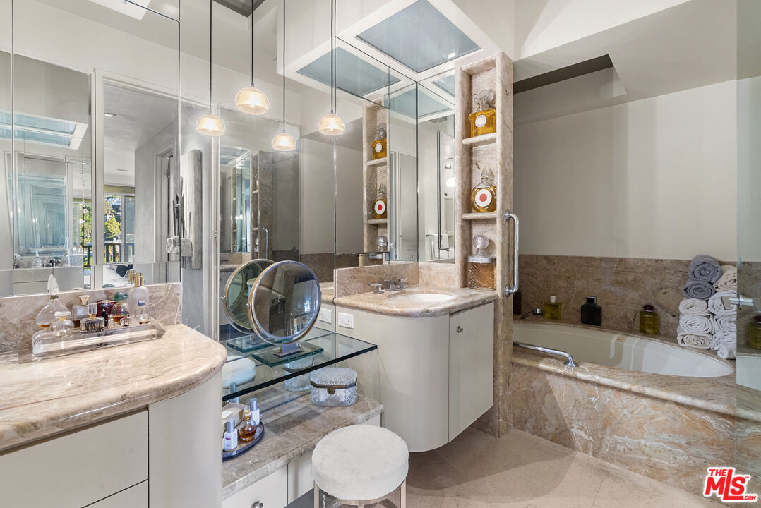 9255 Doheny Rd Unit: 1905