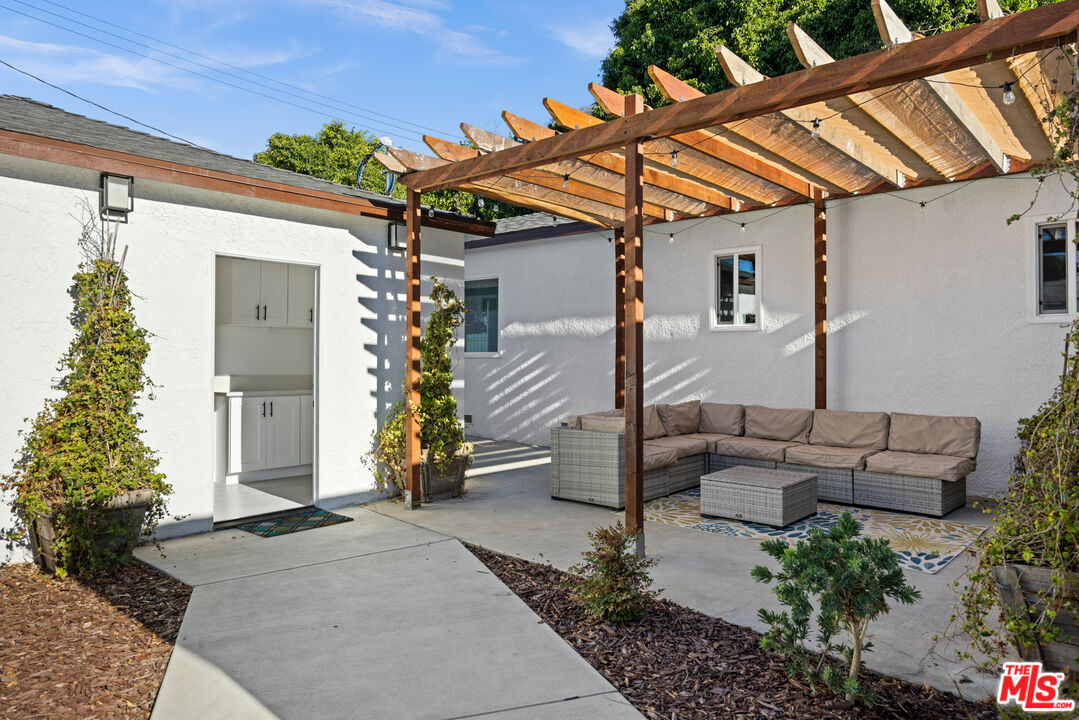 11333 Braddock Dr, Culver City