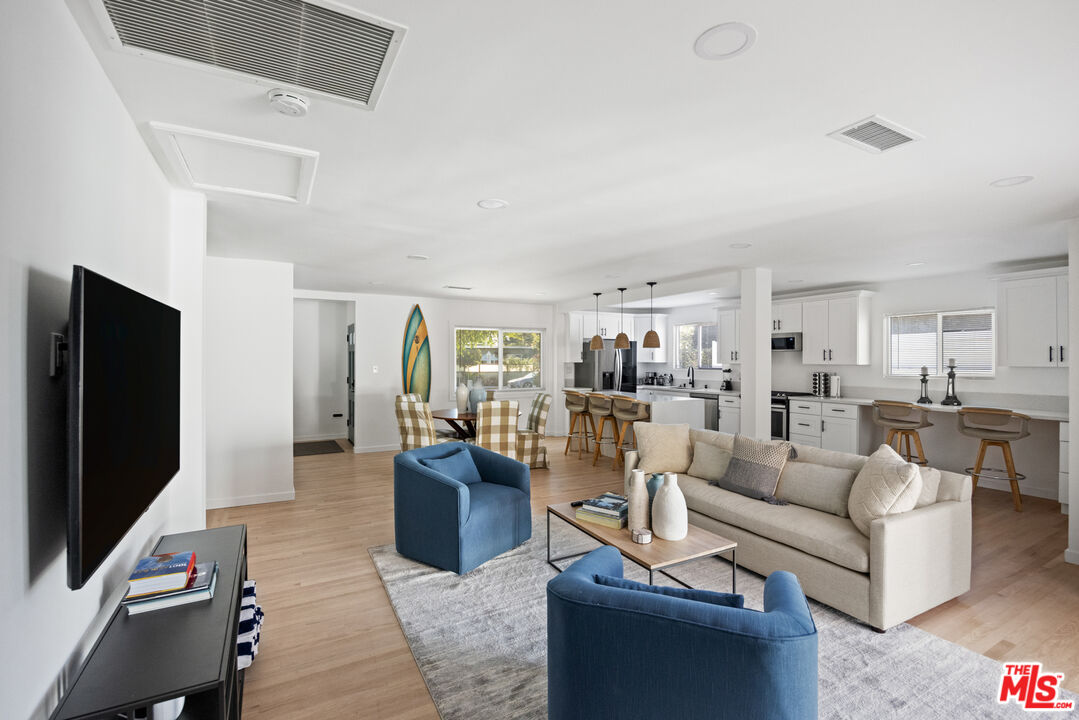 11333 Braddock Dr, Culver City