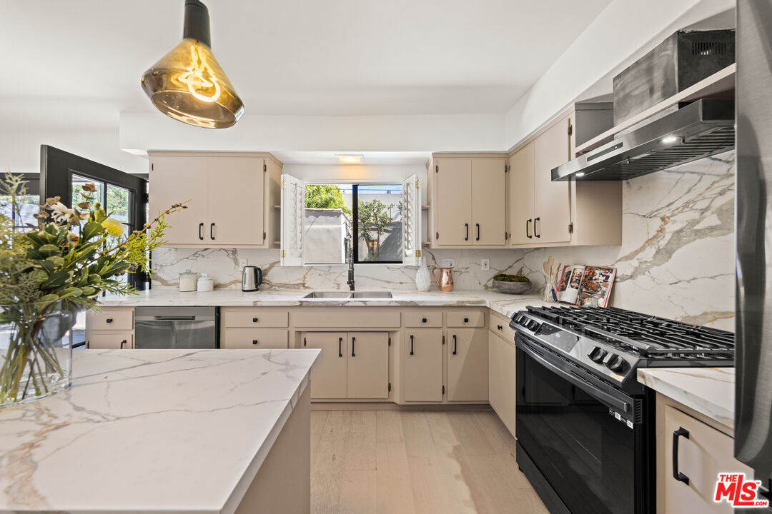 8716 Ashcroft Ave, West Hollywood 