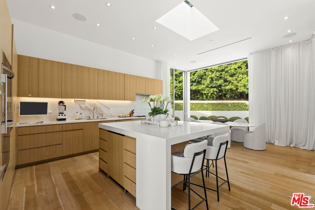 1889 Rising Glen Rd, Sunset Strip