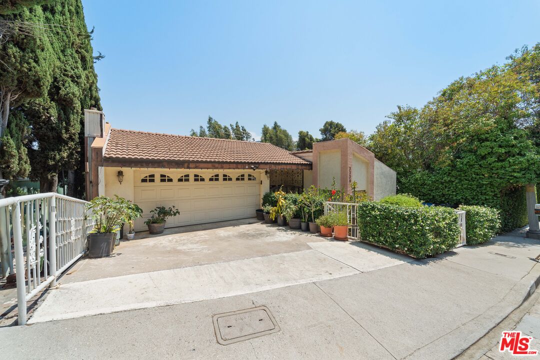 3334 Oak Glen Dr, Hollywood Hills
