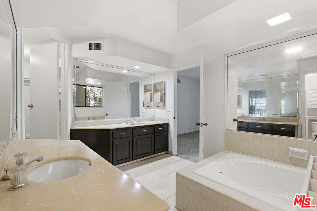 3334 Oak Glen Dr, Hollywood Hills