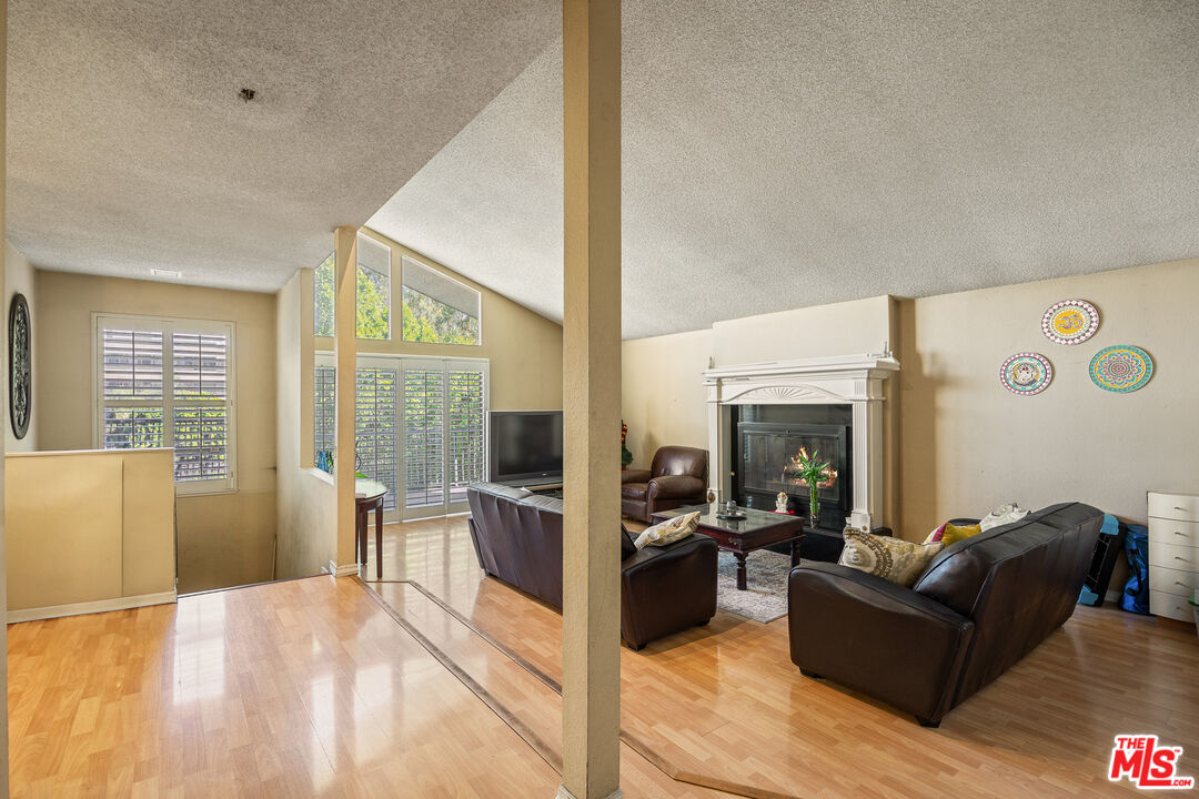 3334 Oak Glen Dr, Hollywood Hills