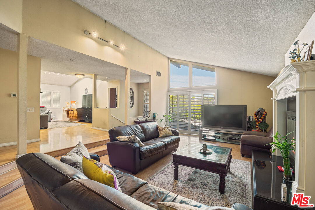 3334 Oak Glen Dr, Hollywood Hills