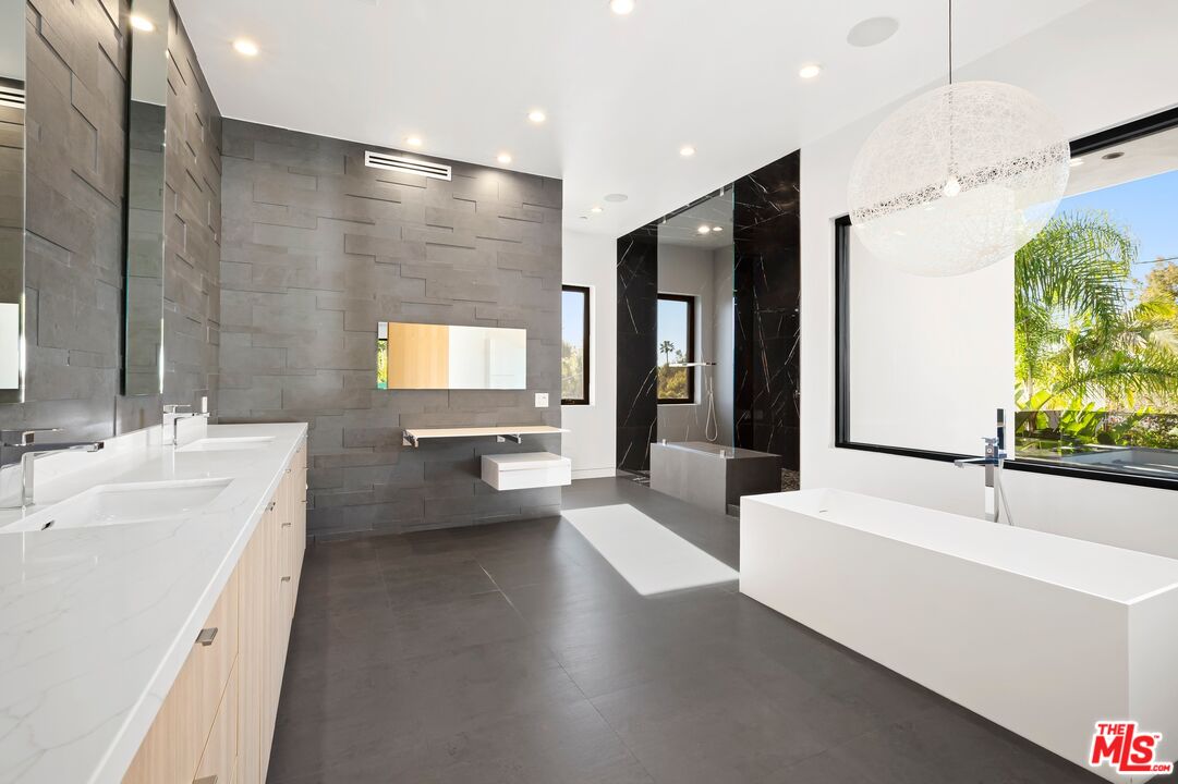 853 N Kilkea Dr, West Hollywood