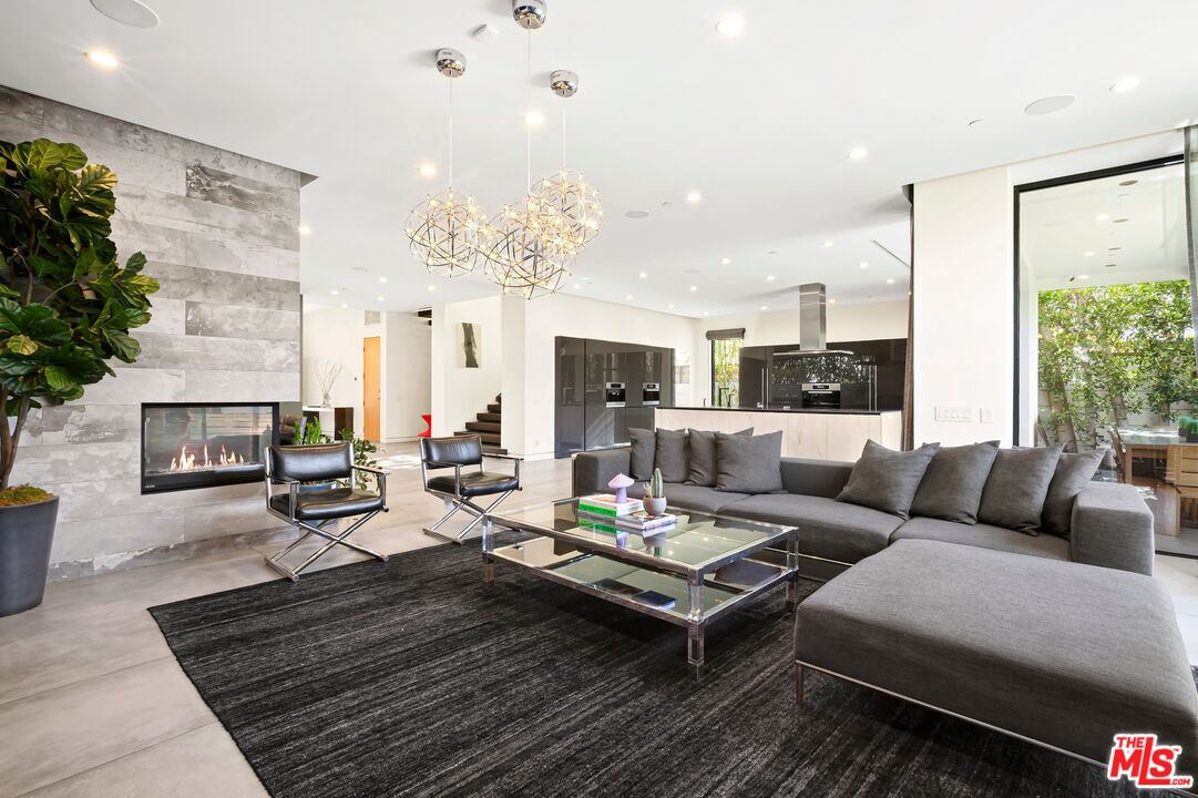 853 N Kilkea Dr, West Hollywood