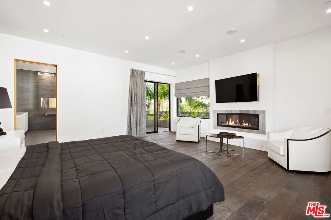 853 N Kilkea Dr, West Hollywood