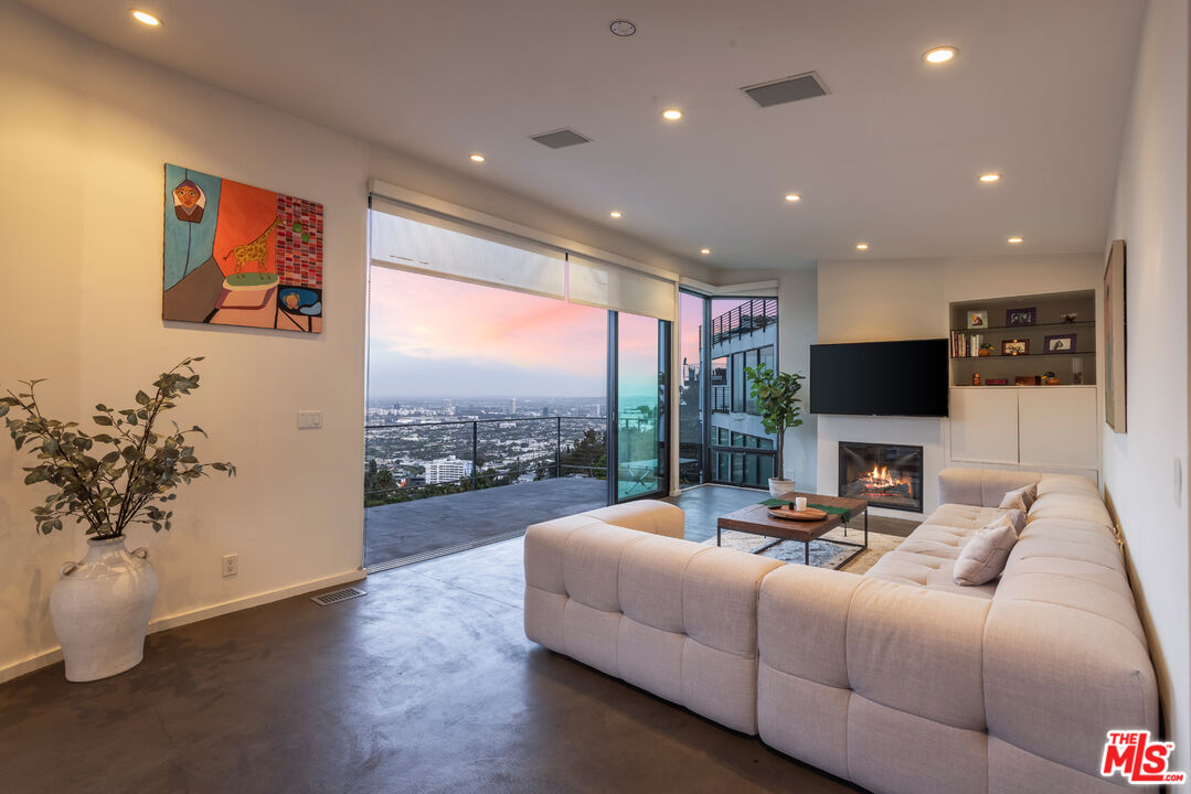 8634 Franklin Ave, Hollywood Hills