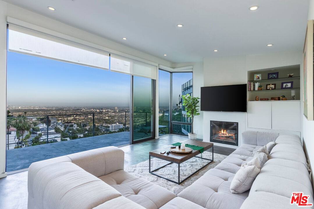 8634 Franklin Ave, Hollywood Hills