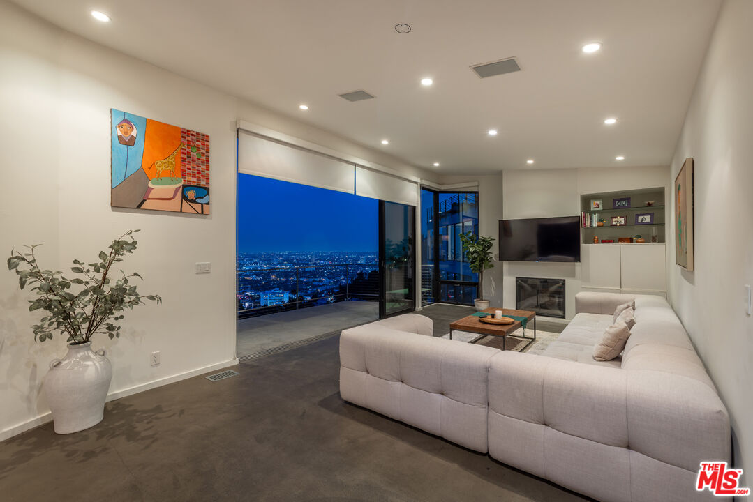 8634 Franklin Ave, Hollywood Hills