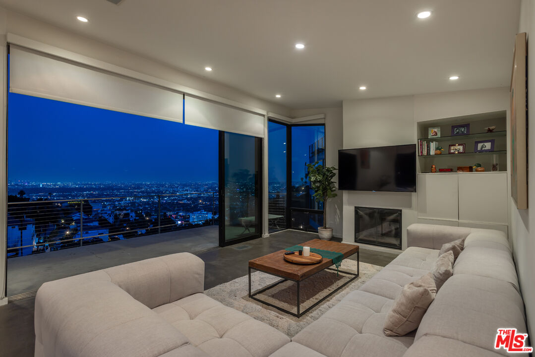 8634 Franklin Ave, Hollywood Hills