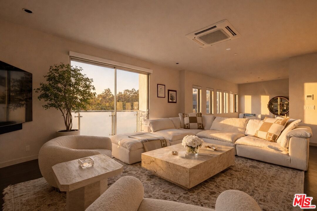 928 N Croft Ave Unit: 304