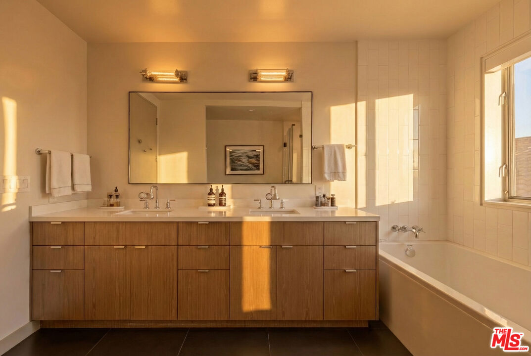 928 N Croft Ave Unit: 304