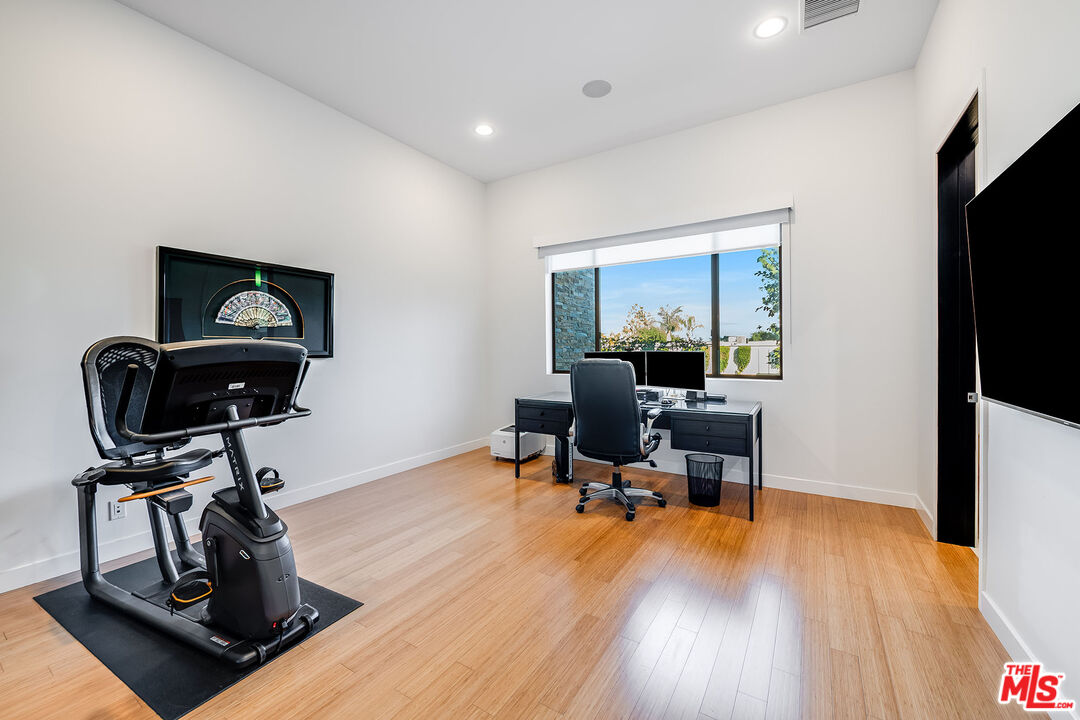 16167 Royal Oak Rd, Encino