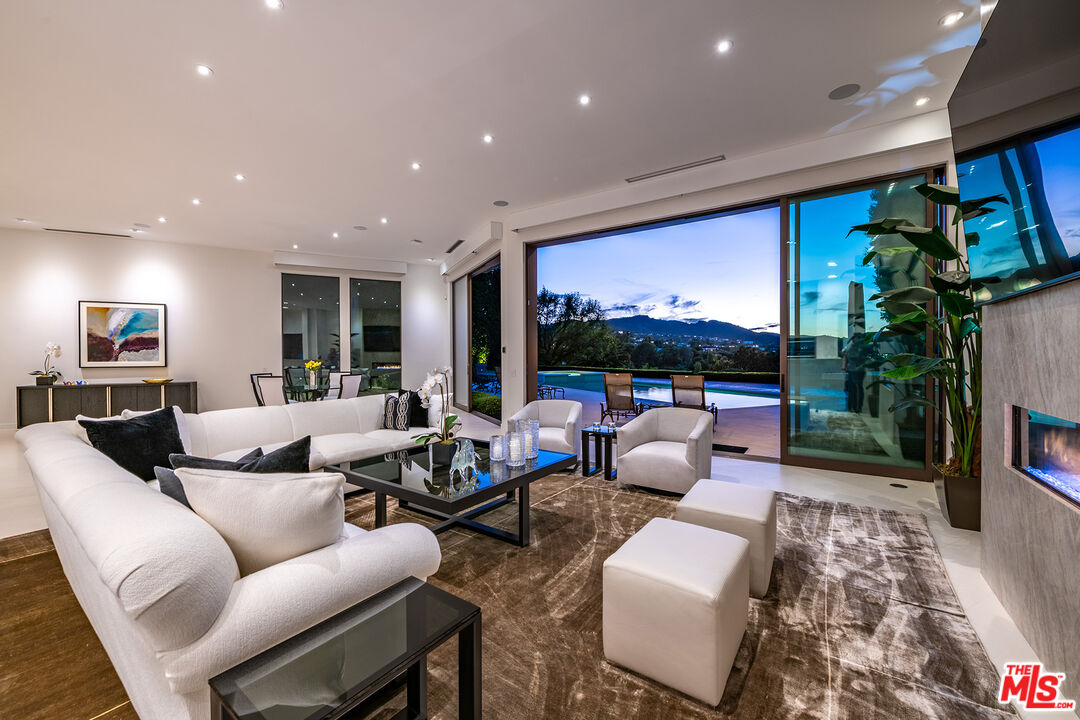 16167 Royal Oak Rd, Encino