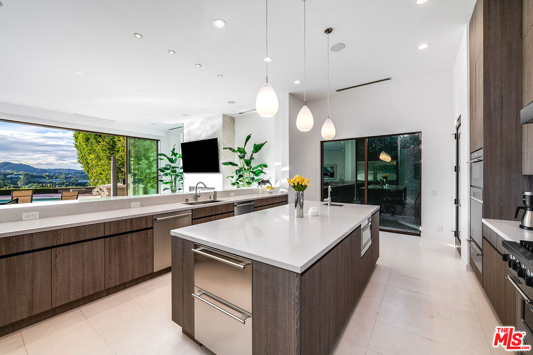 16167 Royal Oak Rd, Encino