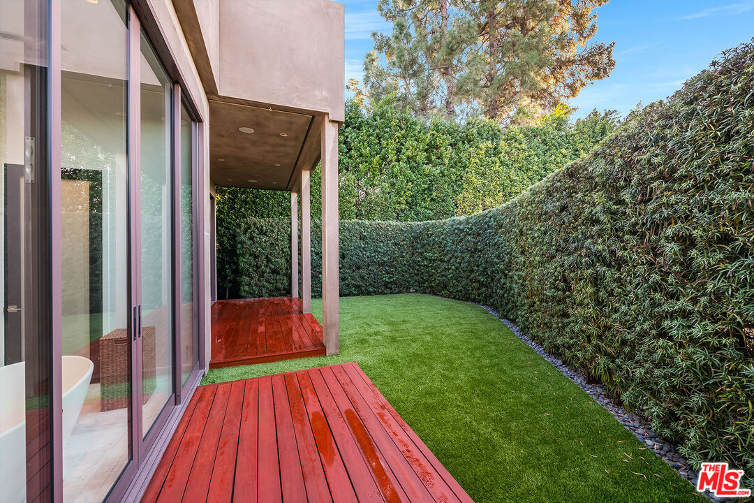 16167 Royal Oak Rd, Encino