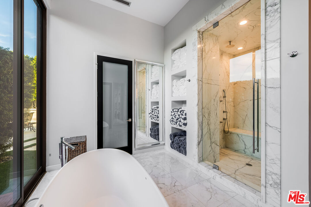 16167 Royal Oak Rd, Encino