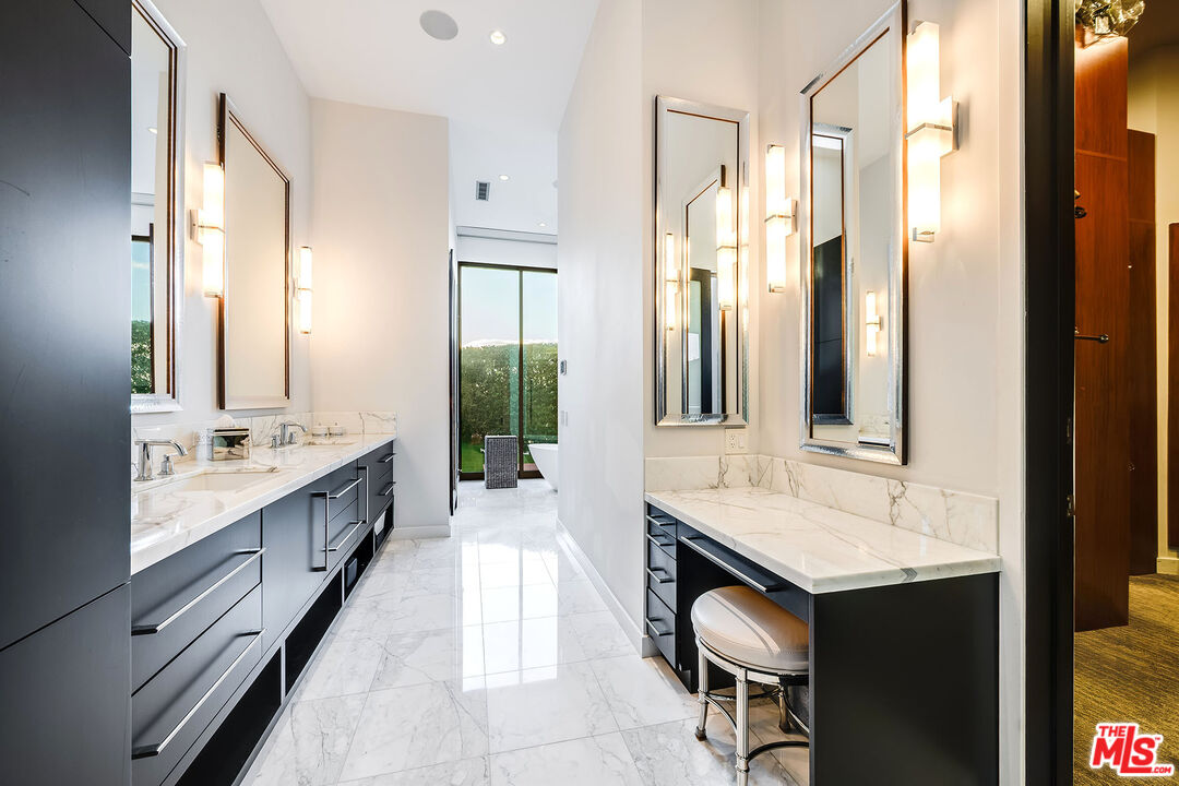 16167 Royal Oak Rd, Encino