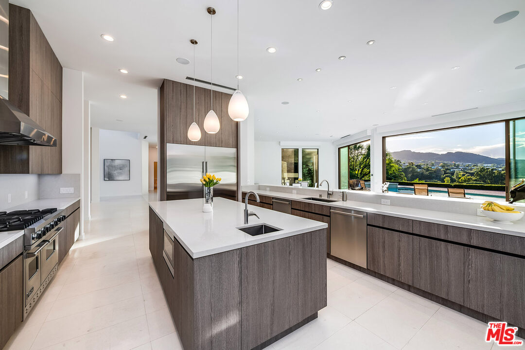 16167 Royal Oak Rd, Encino